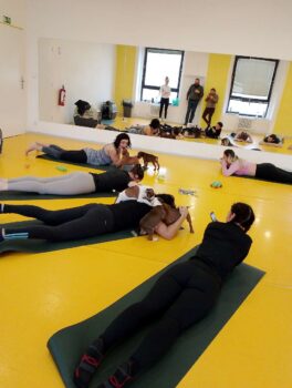 Yoga se štěňátky 73 Yoga se štěňátky puppy yoga stafordšírský bulteriér