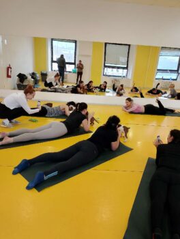 Yoga se štěňátky 57 Yoga se štěňátky puppy yoga stafordšírský bulteriér