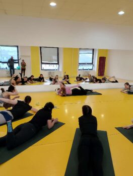 Yoga se štěňátky 56 Yoga se štěňátky puppy yoga stafordšírský bulteriér