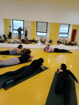 Yoga se štěňátky 55 Yoga se štěňátky puppy yoga stafordšírský bulteriér