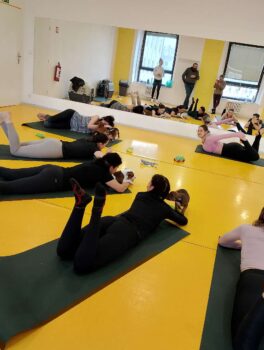 puppy yoga stafordšírský bulteriér