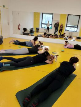 Yoga se štěňátky 52 Yoga se štěňátky puppy yoga stafordšírský bulteriér